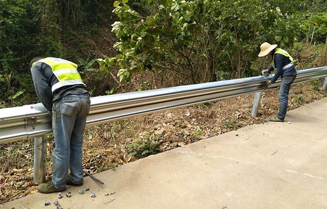 凉山高速公路护栏的定期维护与保养