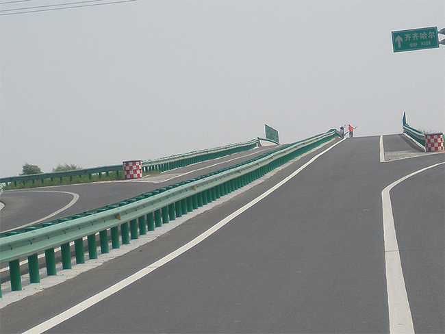 凉山高速公路护栏的材质与规格